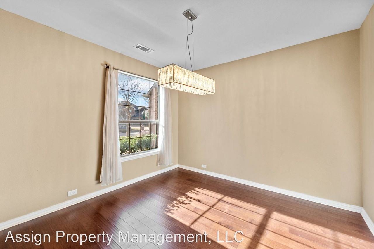 1924 Lewis Crossing Dr - Photo 2 of 28