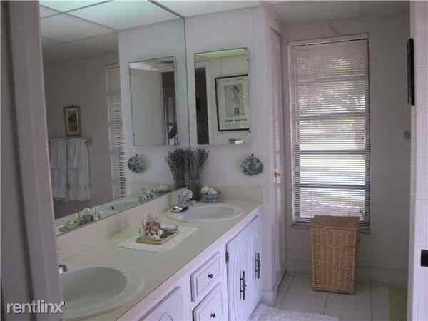 19961 NE 10th Pl Way - Photo 3 of 7