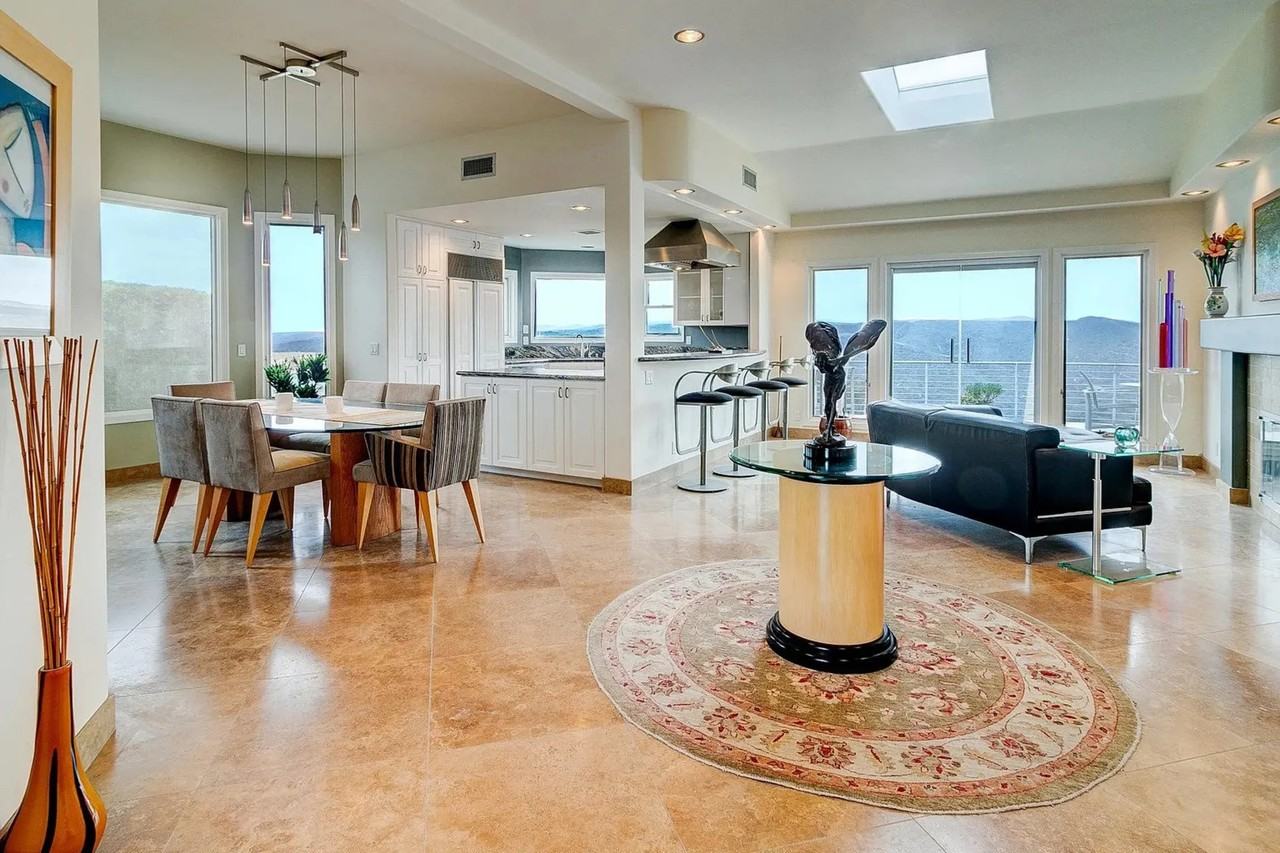 1515 Skyline Dr - Photo 3 of 23