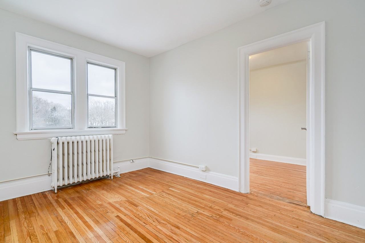 2099 Yonge St #4 - Photo 2 of 10