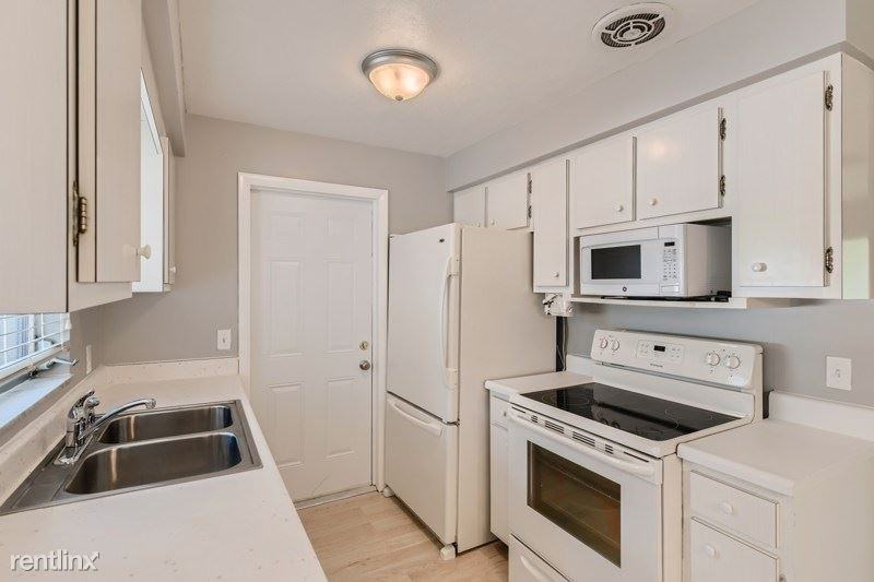 2034 Brampton Rd - Photo 2 of 11