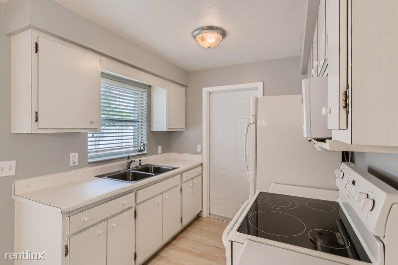 2034 Brampton Rd - Photo 3 of 11