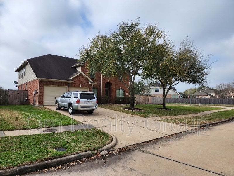 9002 Carriage Point Dr - Photo 3 of 31