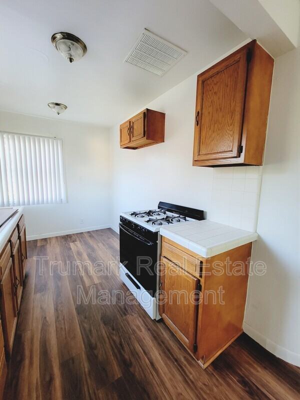 512 Irving Ave #D - Photo 7 of 12