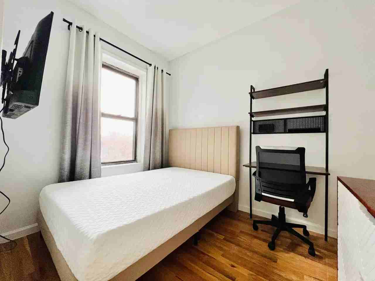 Wilson Ave & Bleecker St #262