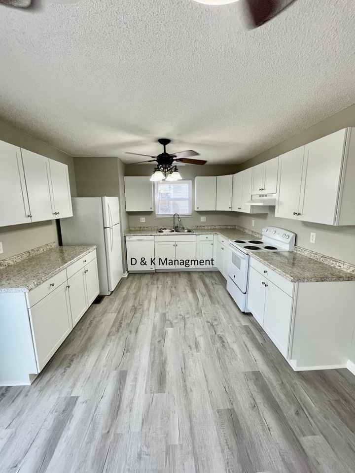 1312 Graycreek Ln - Photo 3 of 13