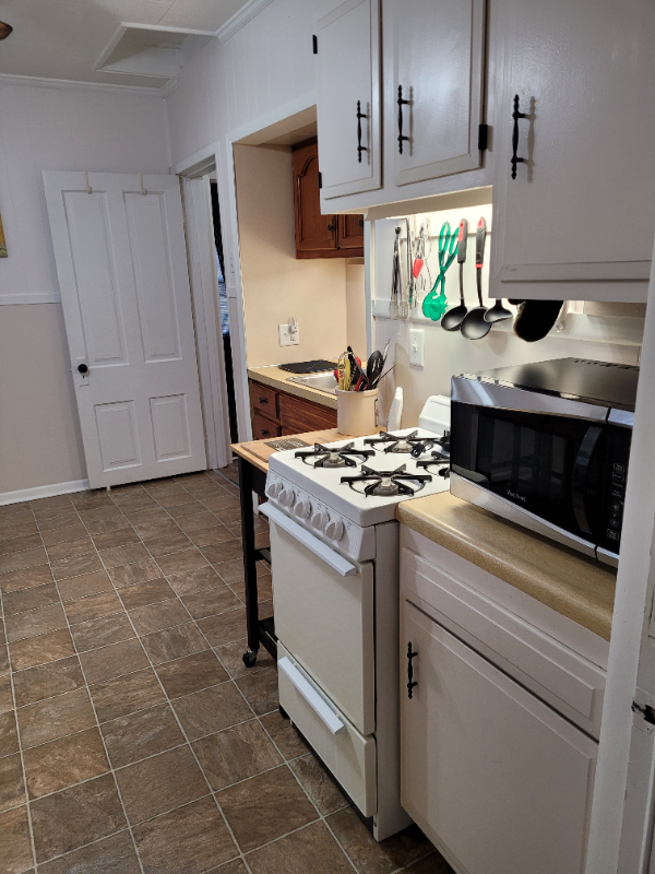 841 Parkview St Ne #2ndFL - Photo 2 of 14