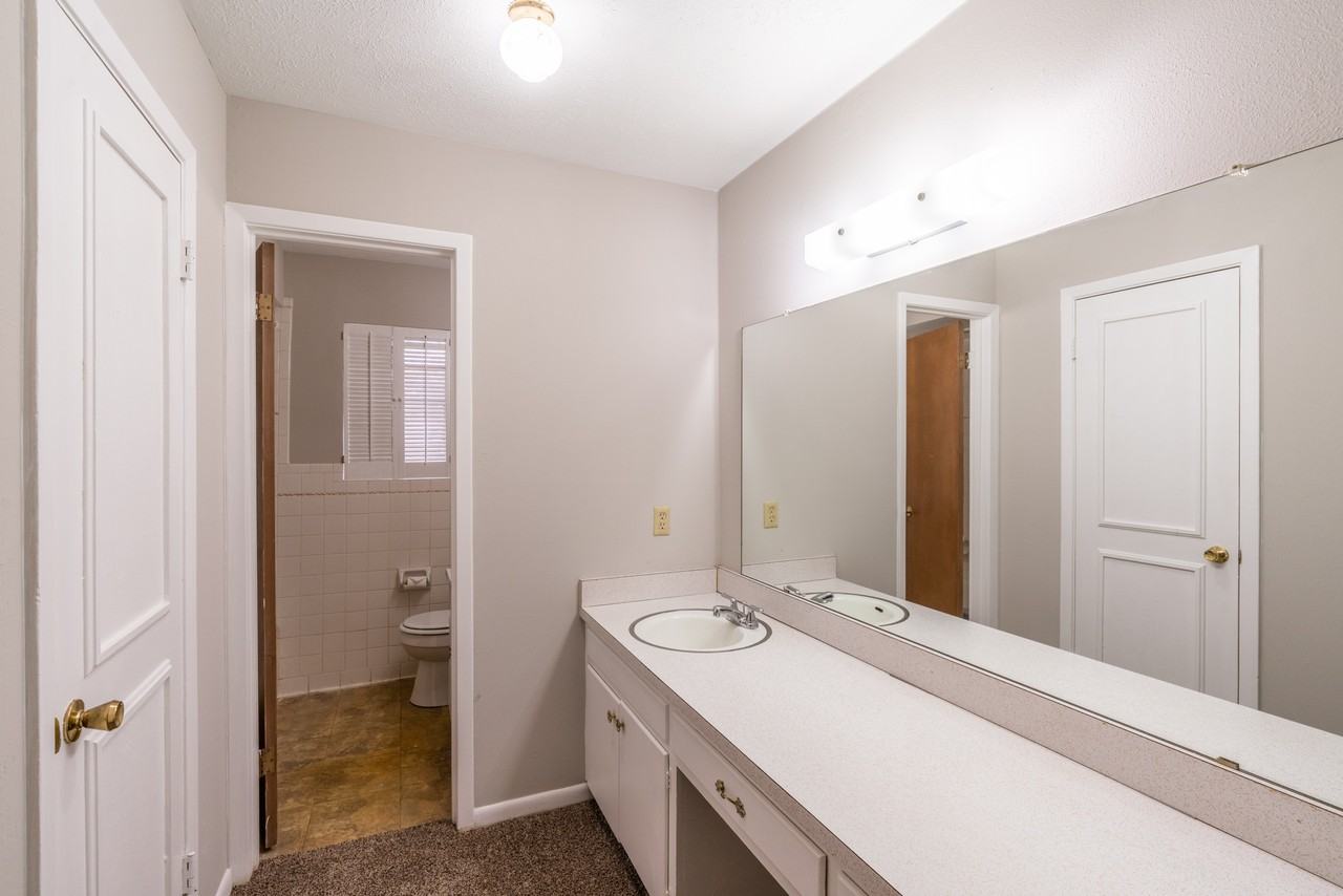 2625 Washington St - Photo 3 of 8