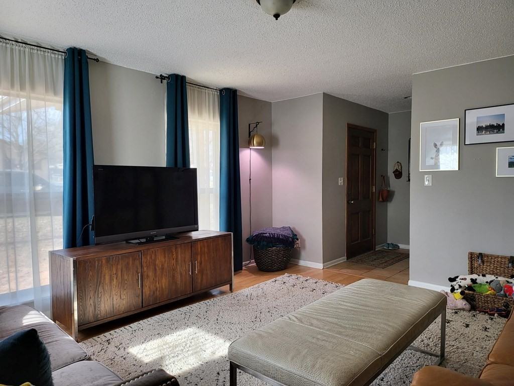 1401 N Orange St - Photo 4 of 10