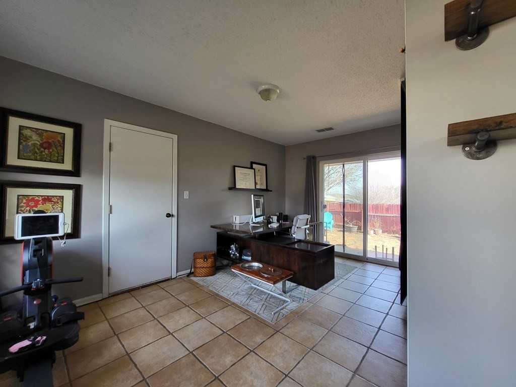 1401 N Orange St - Photo 6 of 10