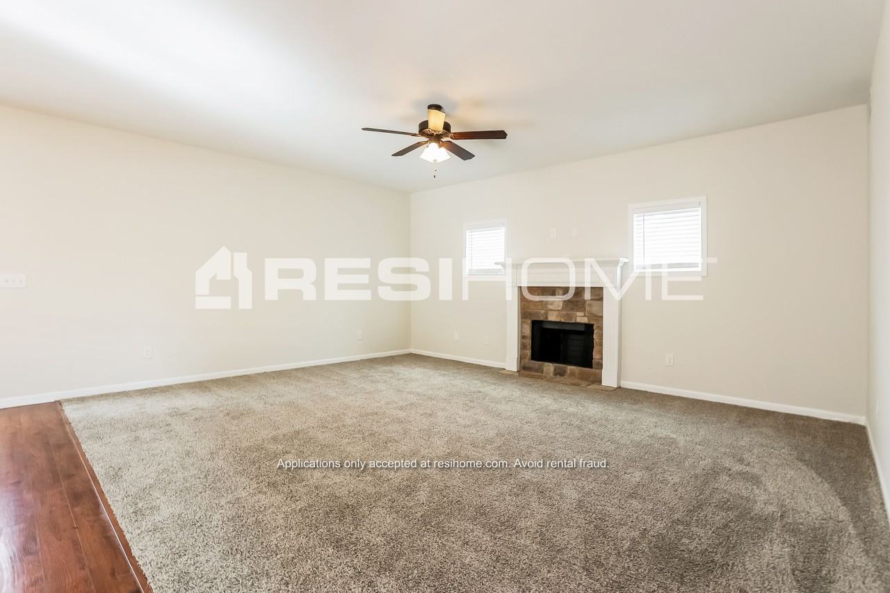 68 Oakbrook Dr Sw - Photo 3 of 19