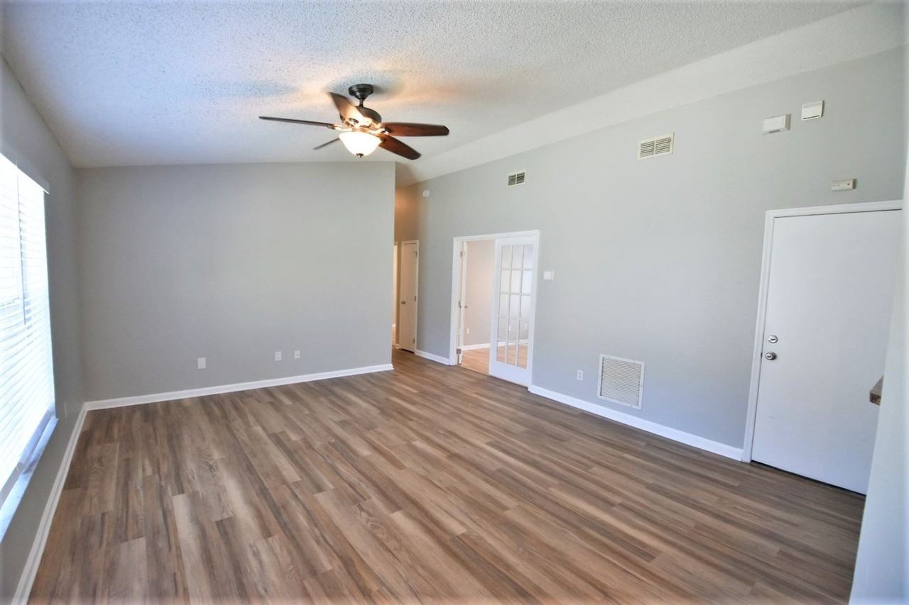 9841 Violet Dr - Photo 2 of 10