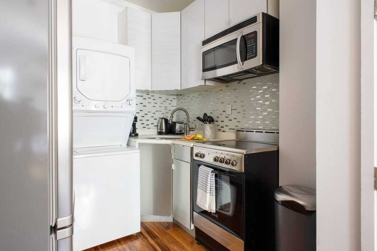 241 East 24th Street - Photo 3 of 50