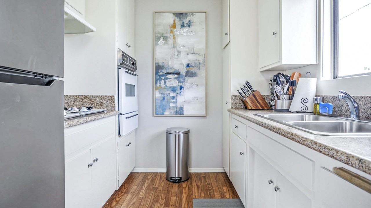 221 N Stoneman Ave Apt E - Photo 3 of 36