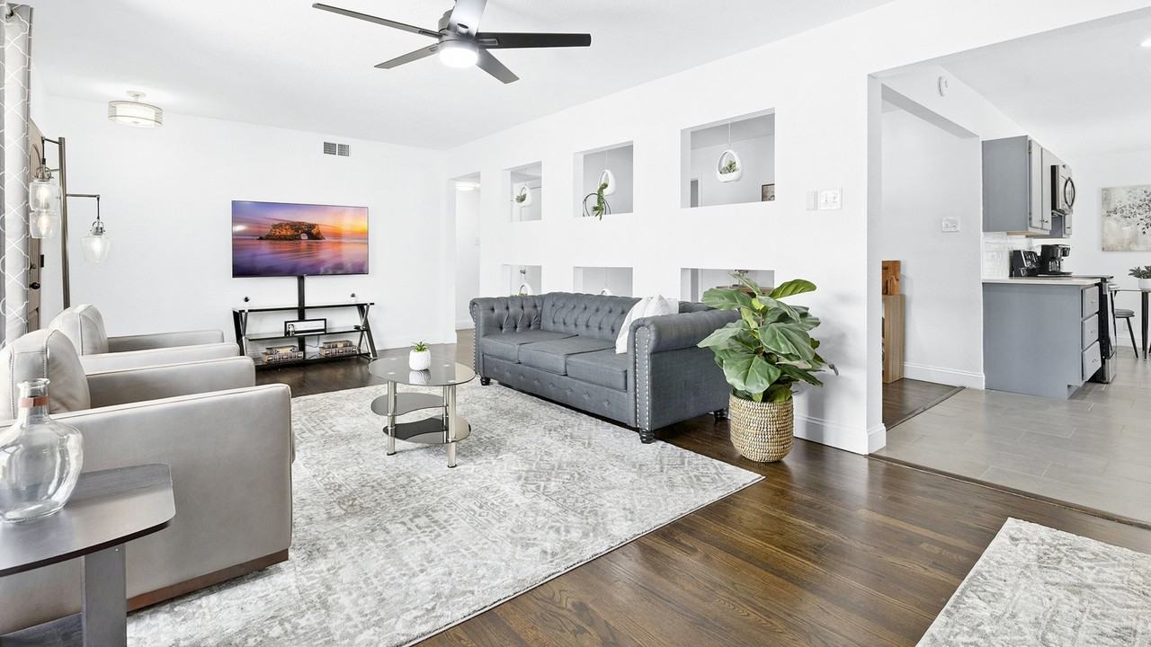 3364 Darvany Dr - Photo 3 of 11