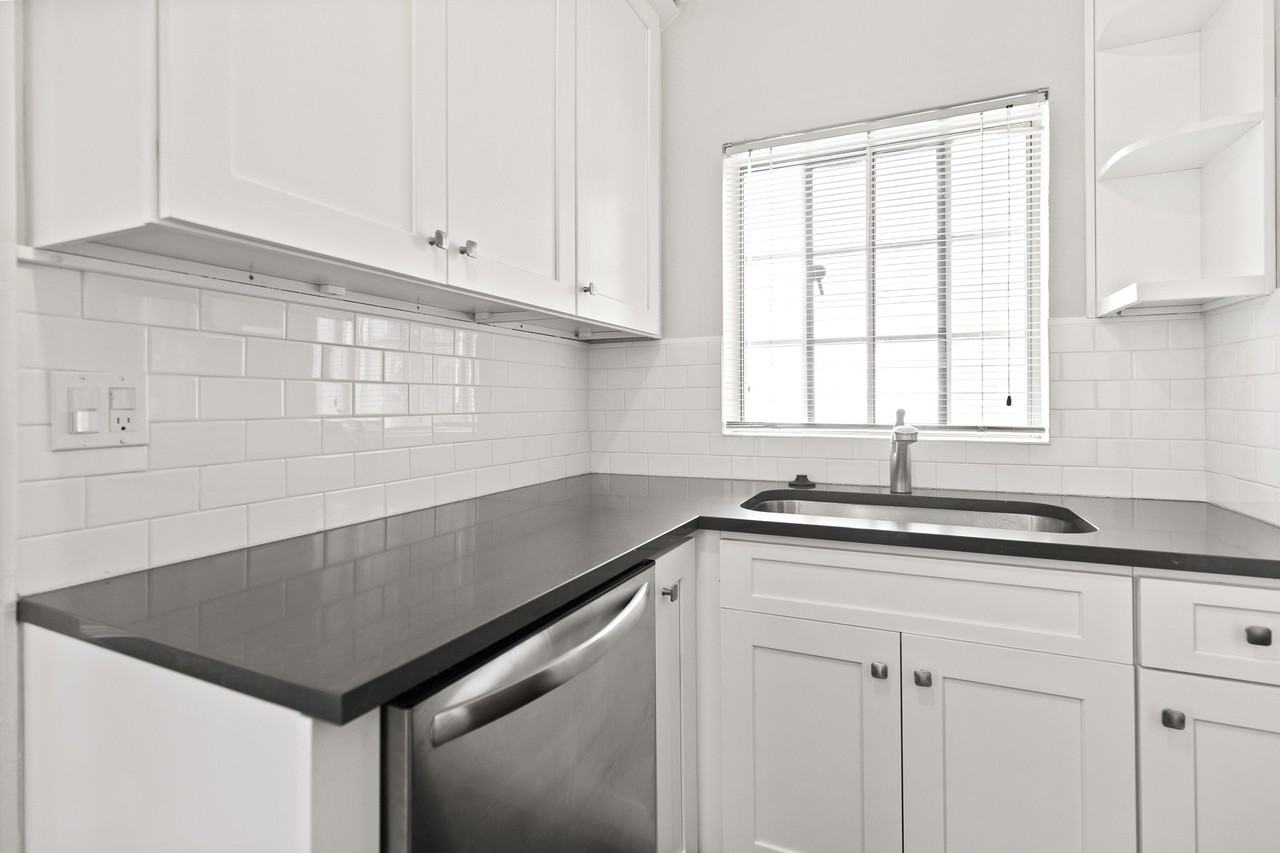 1400 Clermont - Photo 3 of 11