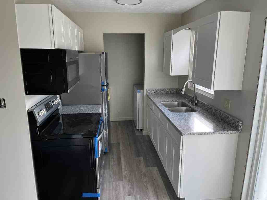240 Collier Dr - Photo 3 of 11
