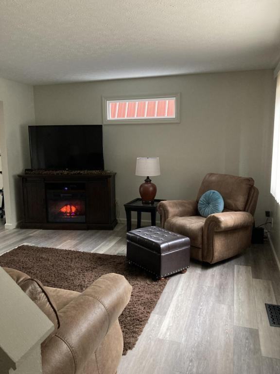 240 Collier Dr - Photo 2 of 11