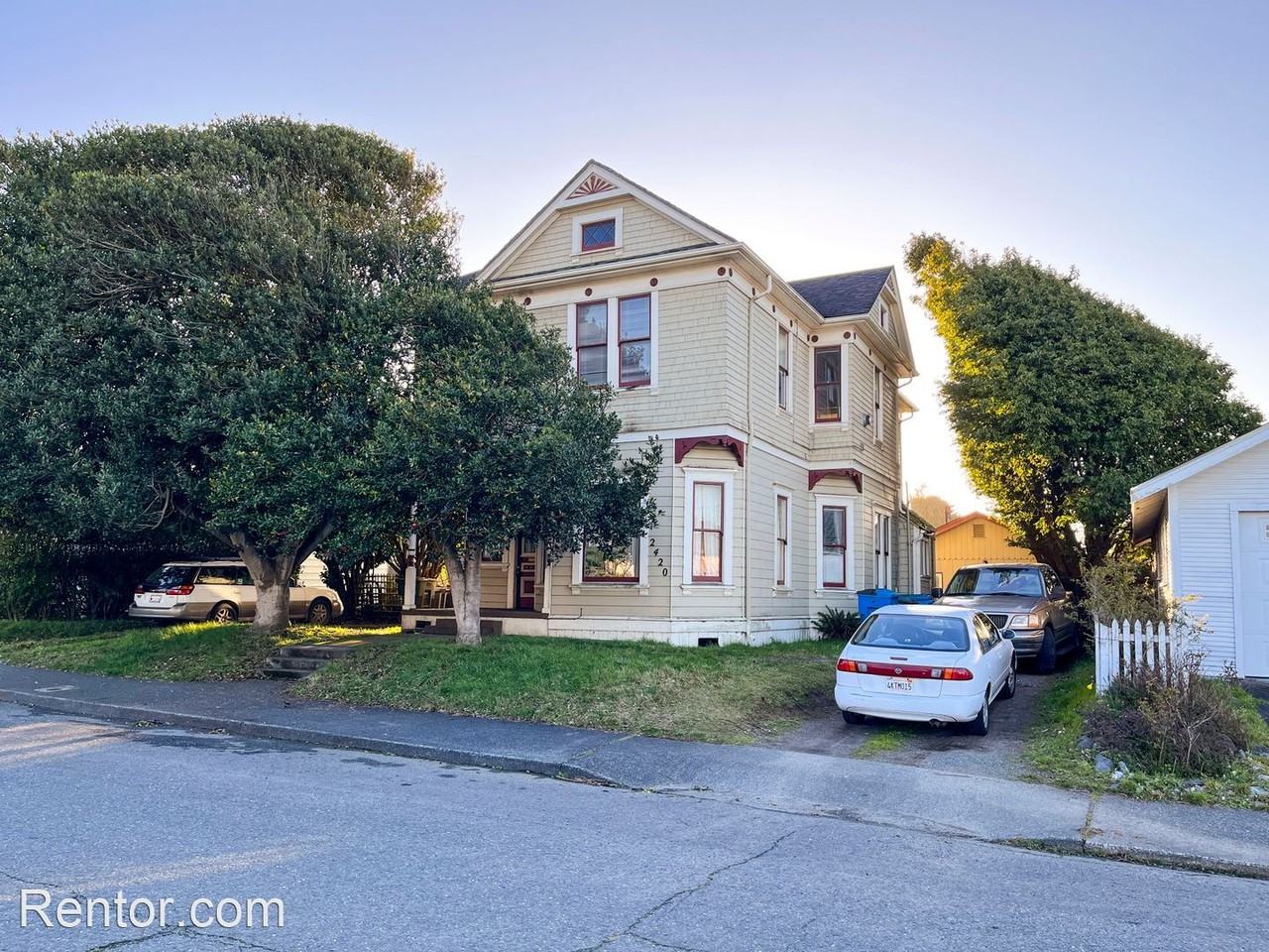 2418 & 2420 Pine St. - Photo 2 of 9
