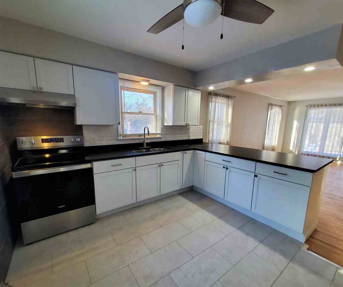 815 Linden St W - Photo 2 of 20