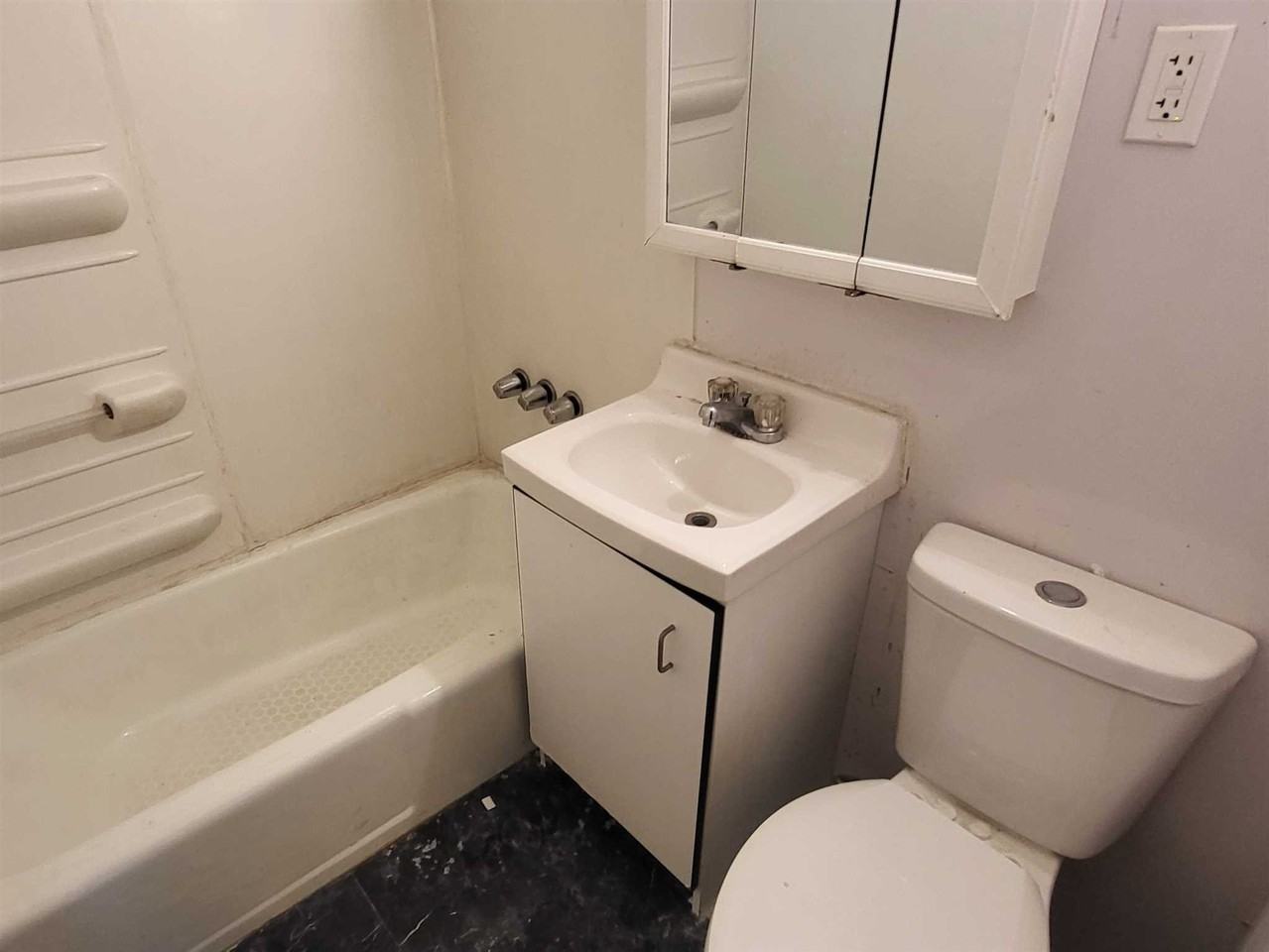 921 Columbia St - Photo 3 of 10