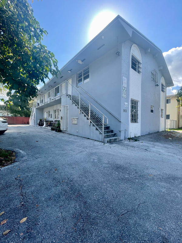 552 Ne 61st St - Photo 2 of 15