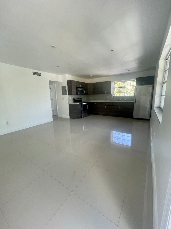 552 Ne 61st St - Photo 3 of 15