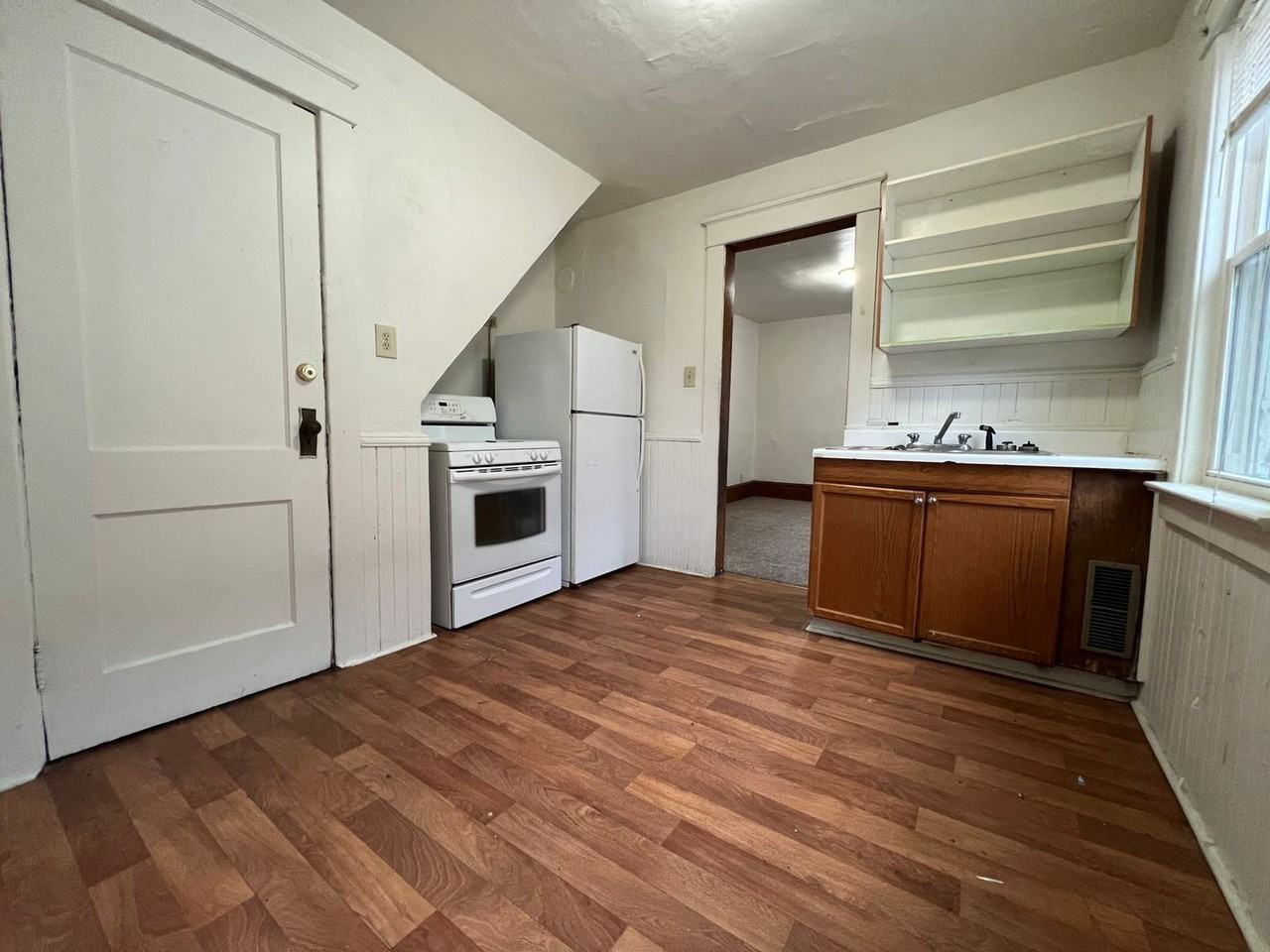 940 E 26th St - Photo 3 of 8