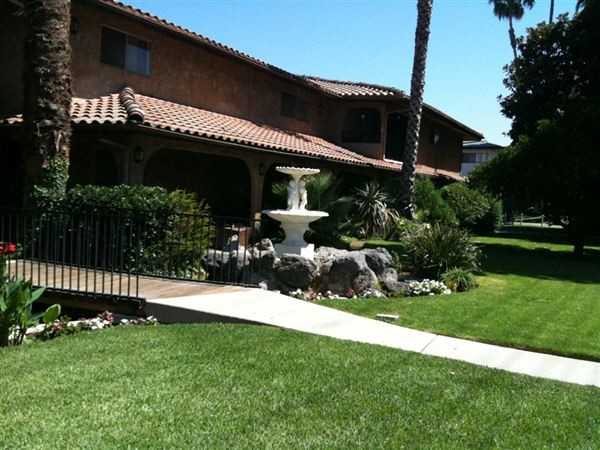 Live Oak Plaza - Photo 3 of 4