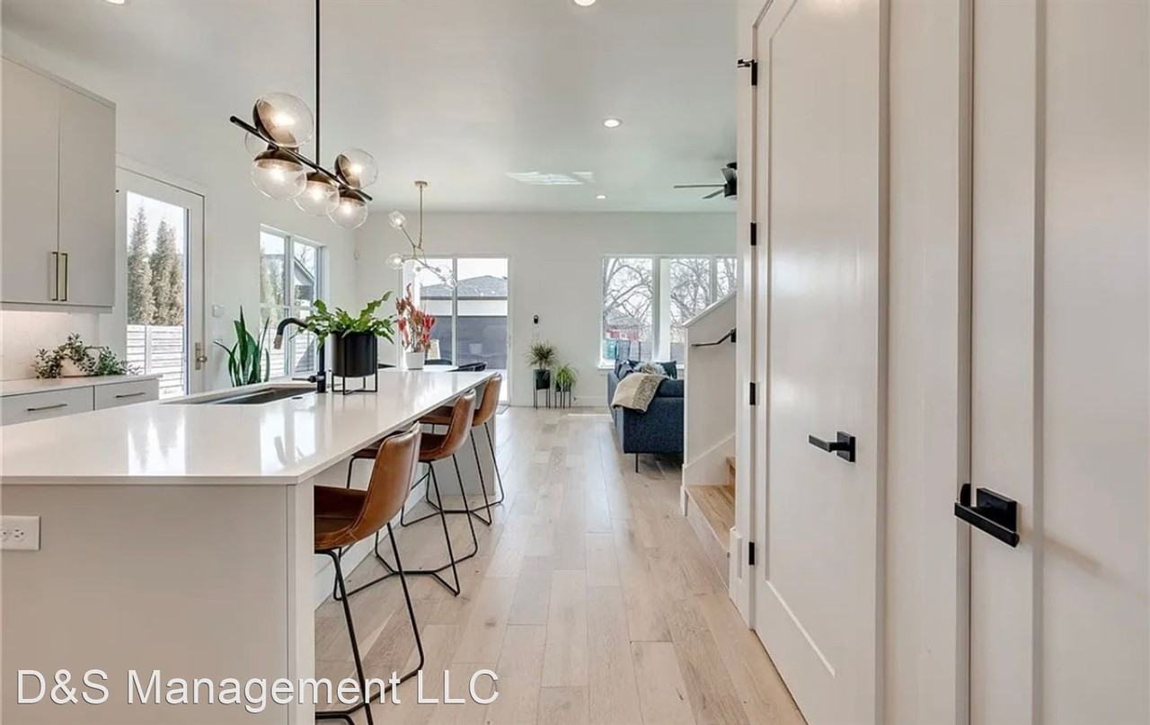 1220 Ne 8th St - Photo 2 of 24