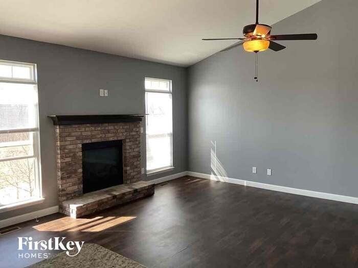 221 Lonepine Dr - Photo 2 of 11