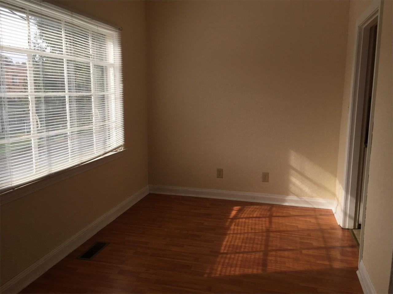 1830 Enslow Ave - Photo 3 of 11