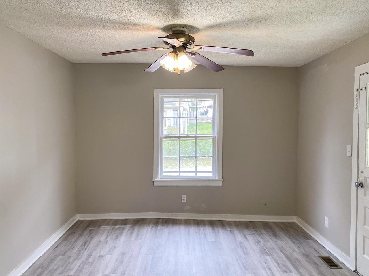 915 Willow Rd #1 - Photo 4 of 20