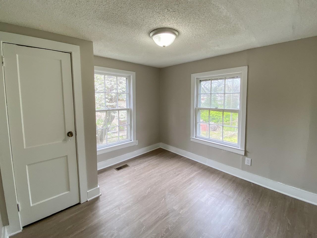 915 Willow Rd #1 - Photo 4 of 14