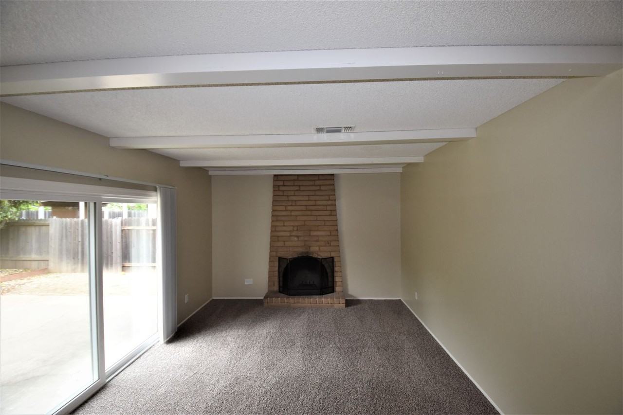 2826 Roxanne Ct - Photo 2 of 12