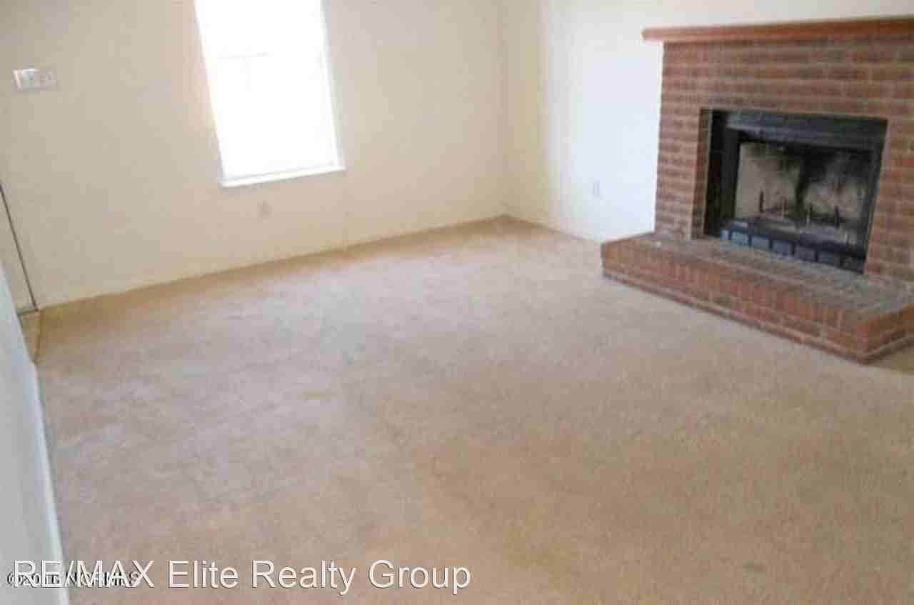 210 Live Oak Ct - Photo 2 of 9