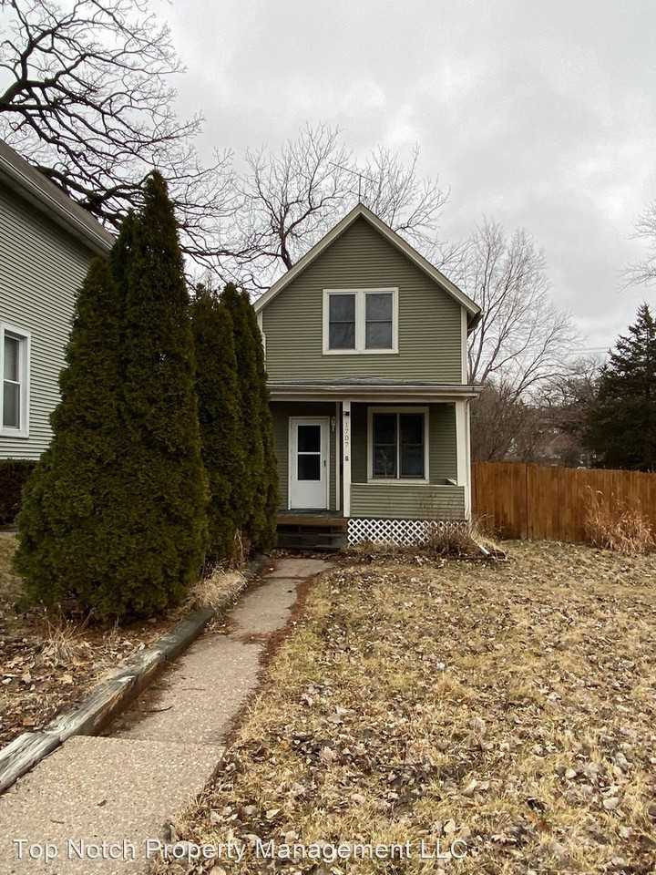 1707 Bridge Ave, Davenport, IA 52803 2 Bedroom House for 925/month