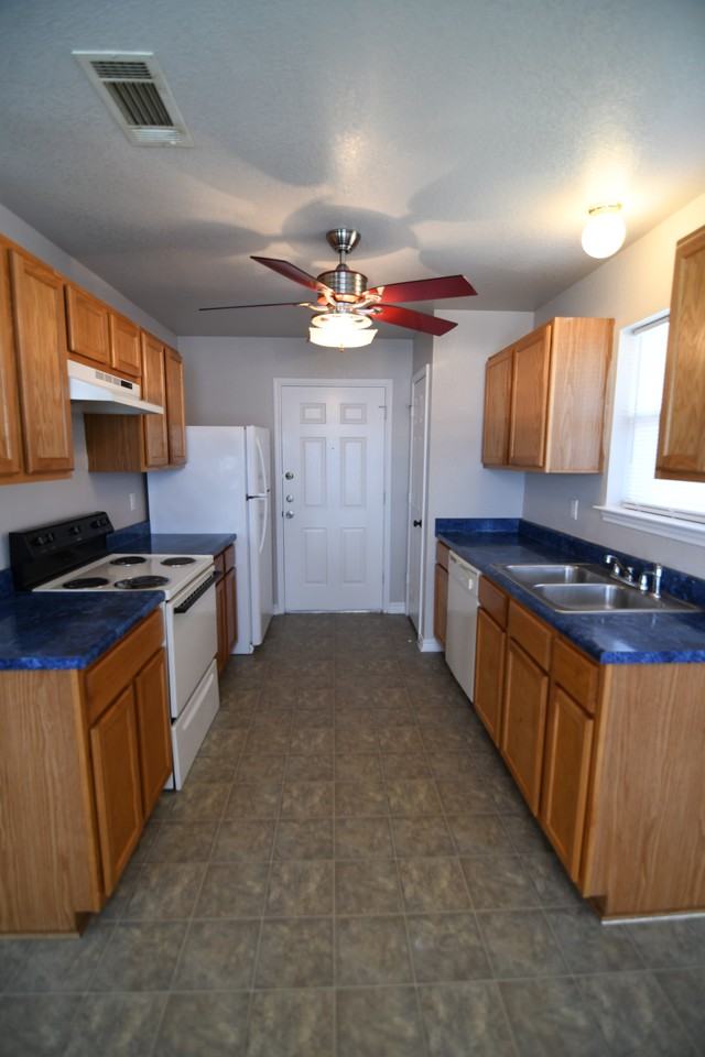 1011 Carla Kay - Photo 6 of 21