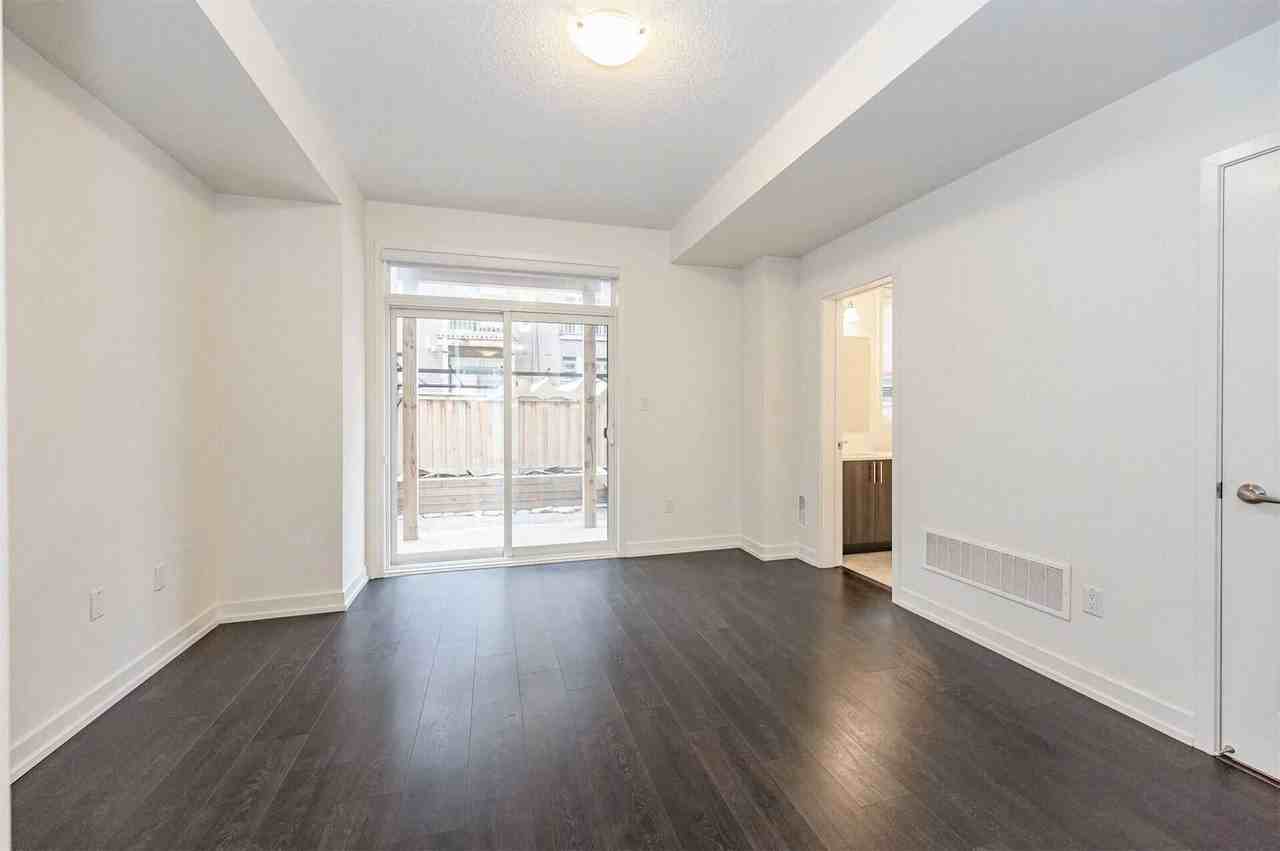 300 Squire Crescent #6 - Photo 3 of 6