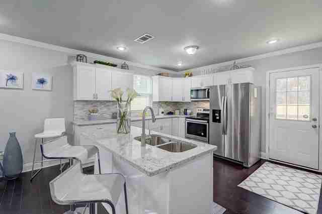 1314 Graymont Drive Southwest - Photo 2 of 20