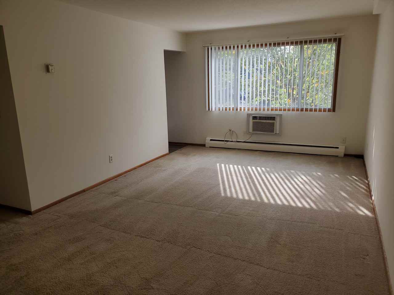 1086 Como Avenue - Photo 2 of 11