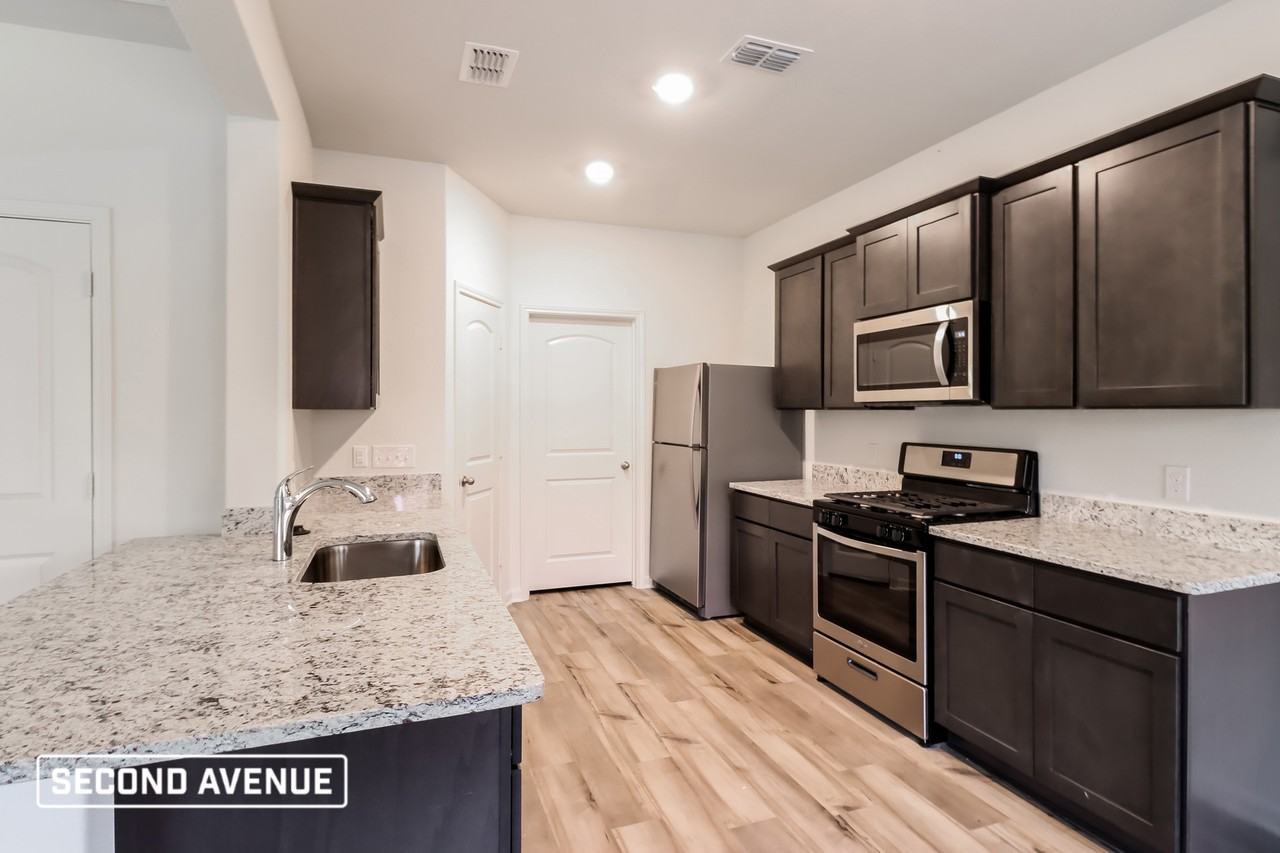 13609 Roosevelt Arch Dr - Photo 2 of 20