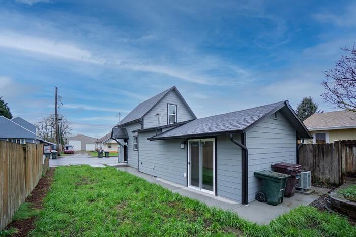 724 3rd St - Photo 3 of 33