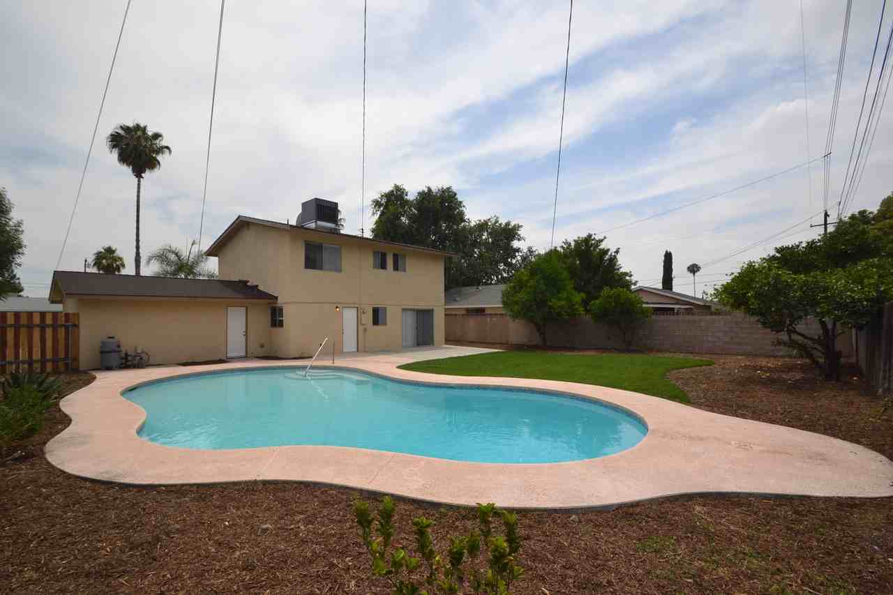 27420 Hibiscus St - Photo 3 of 6