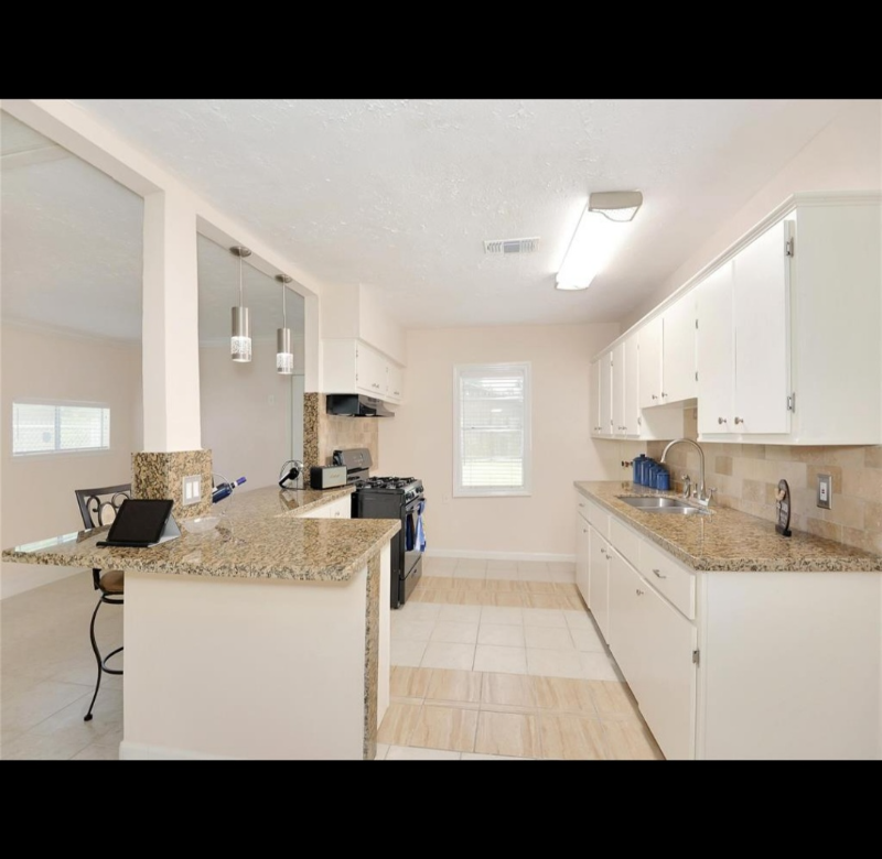 5005 Holloway Dr - Photo 4 of 17