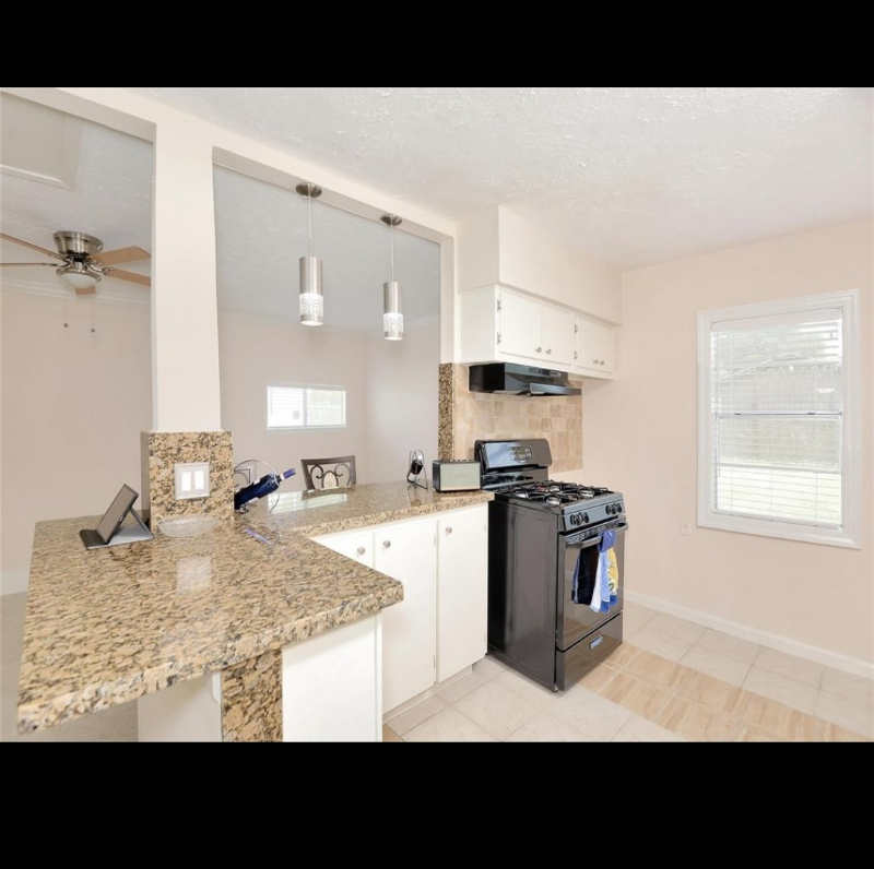 5005 Holloway Dr - Photo 5 of 17