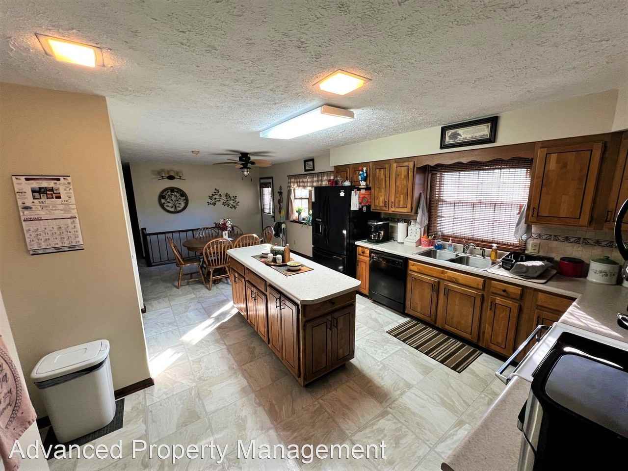 1709 Hollow Tree Ln - Photo 2 of 11