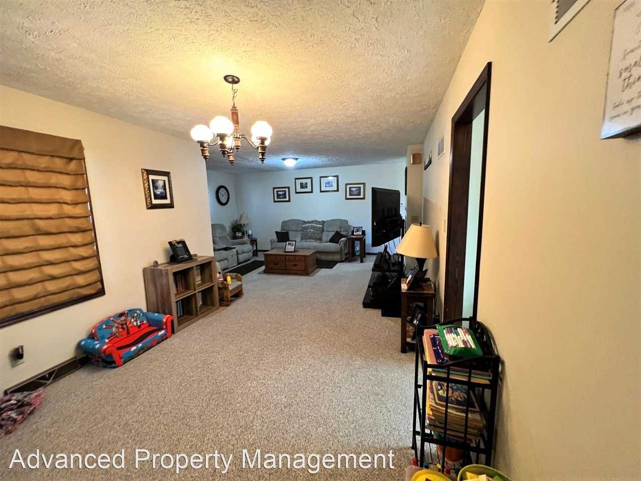 1709 Hollow Tree Ln - Photo 3 of 11