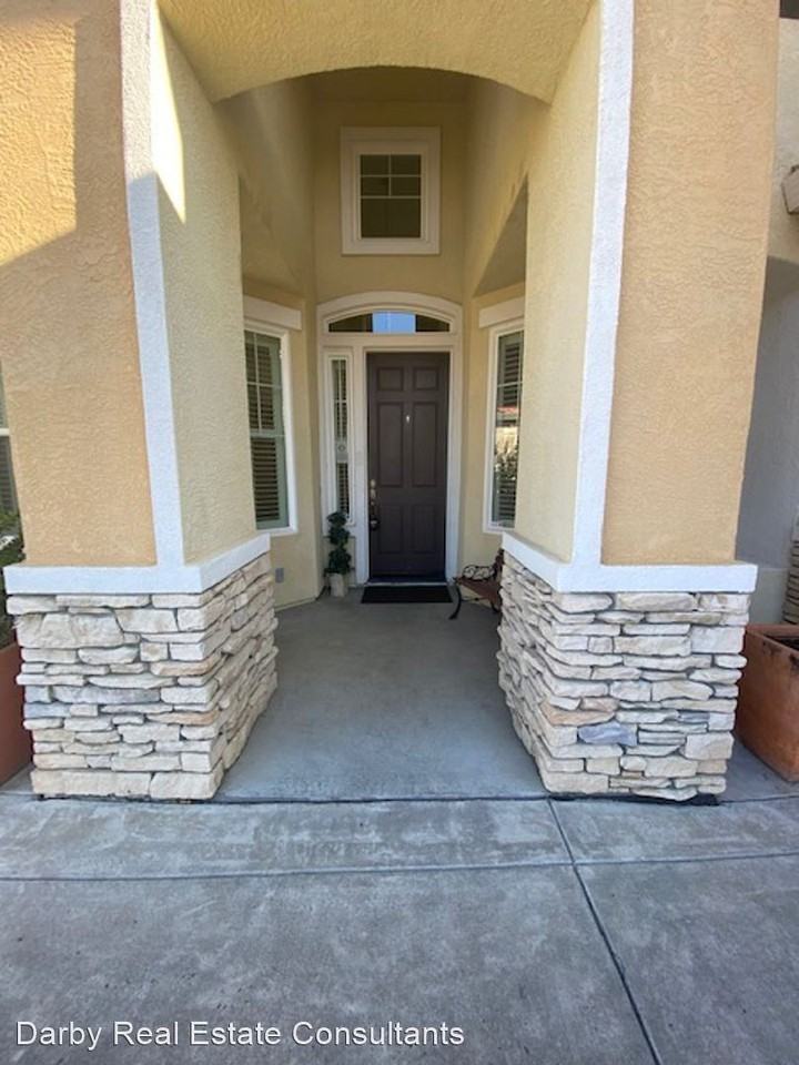 2452 Berkshire Ln - Photo 3 of 20
