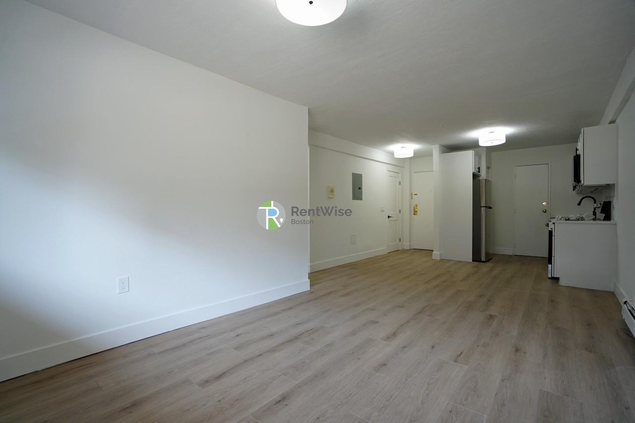 741 E 6th St #1 - Photo 4 of 43